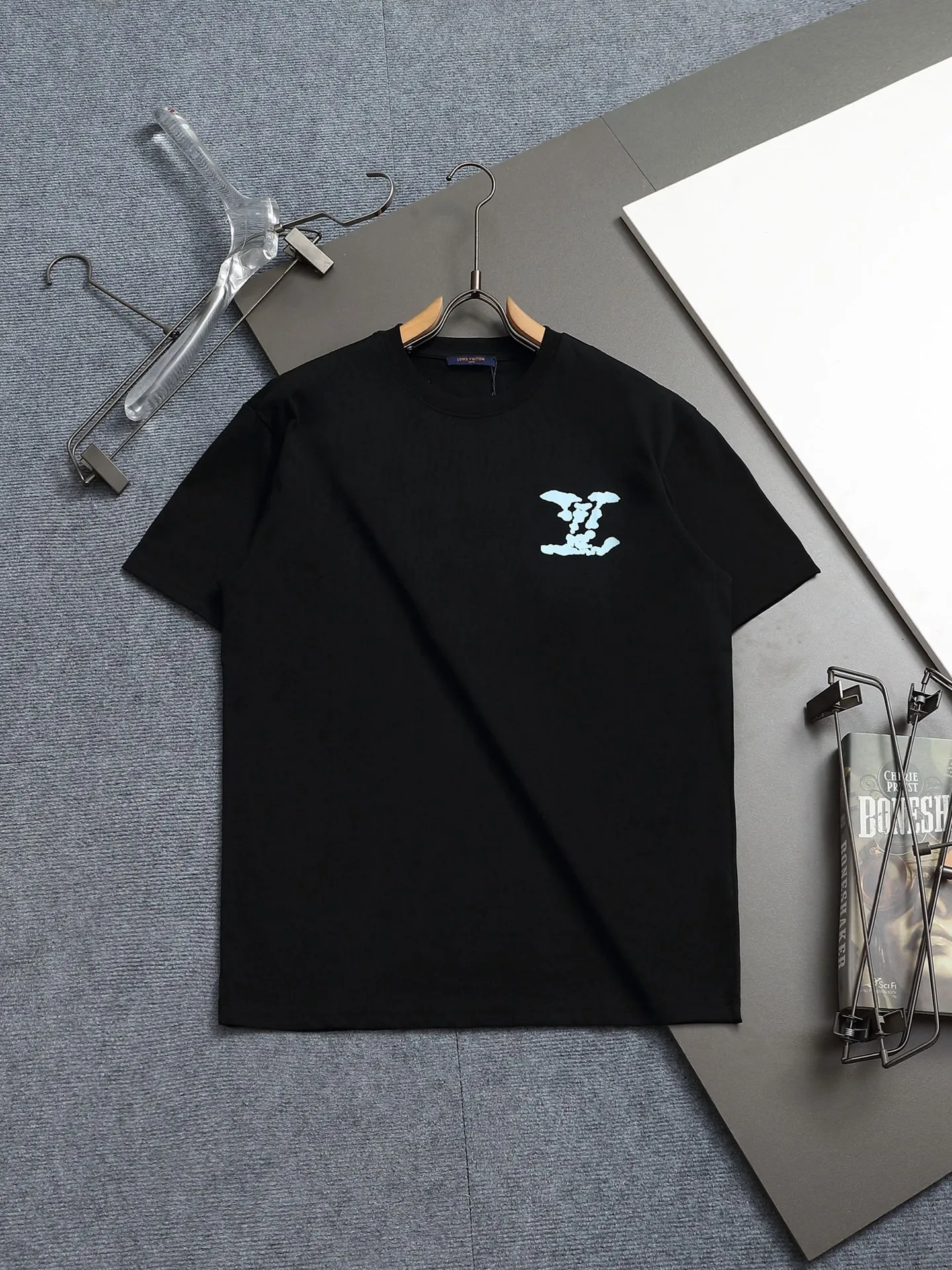🅿️170 LouisVuitton/Louis Vuitton Foam printed T-shirt short sleeves High quality🔥High version Super iconic brand logo printing pattern The original printing is reproduced one to one, using imported puree and graffiti craftsmanship. The fabric is made of pure combed cotton. It is fresh and comfortable to match with sports shoes. Suitable for shopping and dating. When layered, it looks like a blogger. Low-key and tasteful. Original fabric 260g double yarn with high weight, 100% combed cotton, custom-woven and dyed with no color difference, no pressure in and out of the counter, through-shoulder strapping process, increased washing life of clothes, no deformation, high version digital printing process, no fading, bright colors, the same style as Internet celebrity stars, regardless of age, body shape or gender, super eye-catching, very fashionable ❤️❤️, very comfortable in hand, super texture, fashionable and individual, super versatile and good-looking, a must-have for everyone Better match for couples. Hang tag, collar label, washed wheat, all three labels are complete! ! Loose fit, same style for men and women Color: black/white/color blue Size: XS S M L